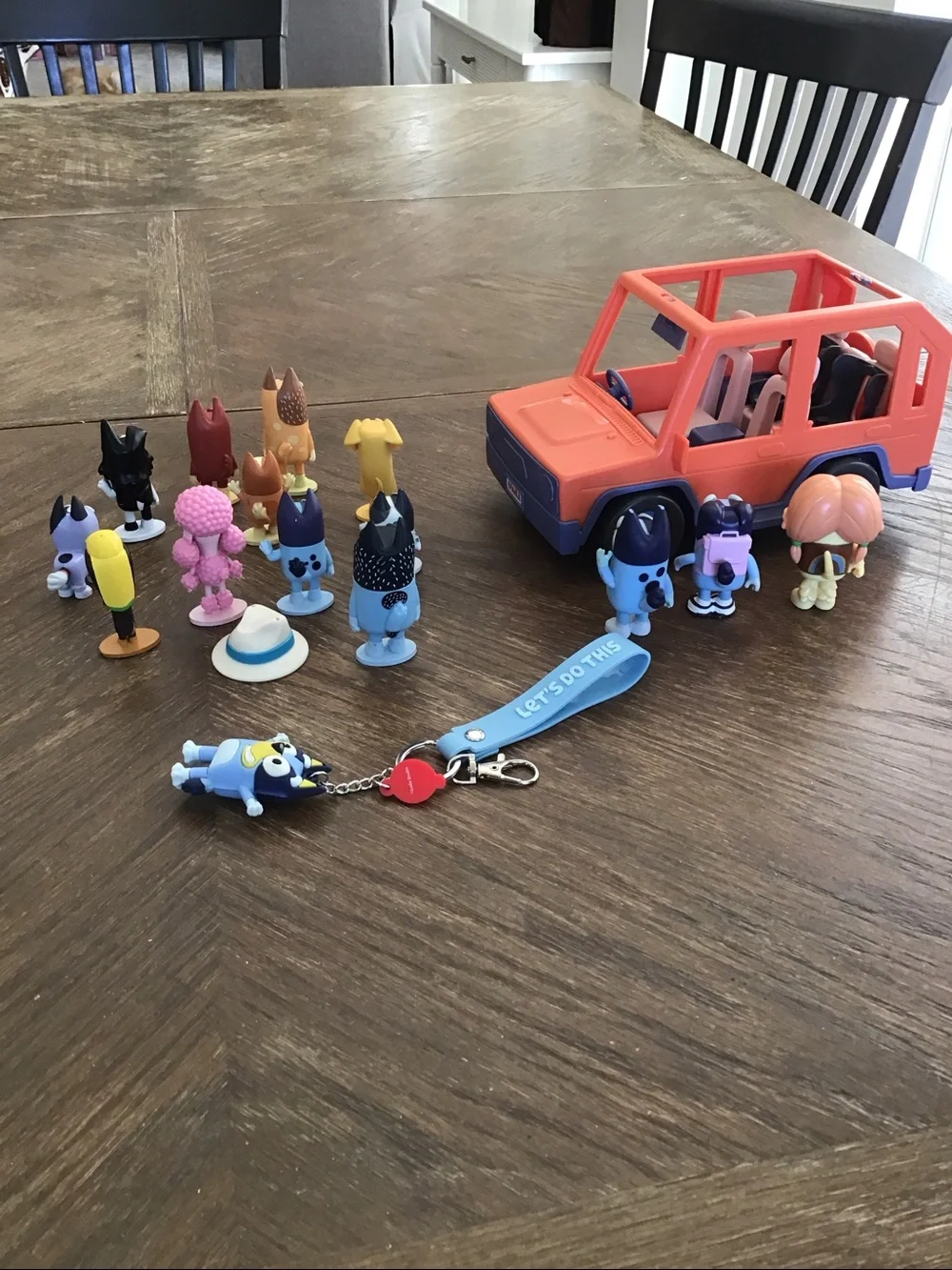 Character figurines+ vehicle+strap keychain from the Bluey TV series